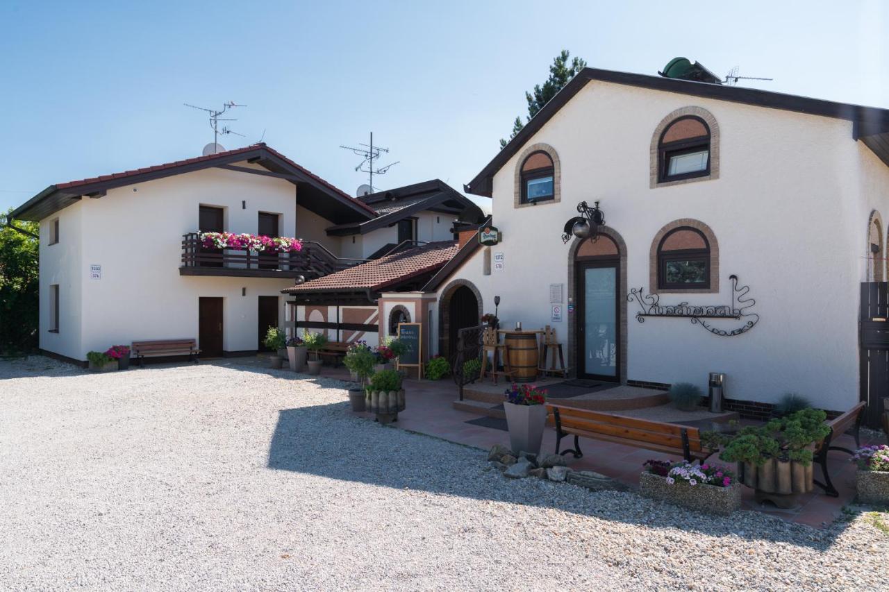 Restaurace A Penzion U Doubku Břeclav Buitenkant foto