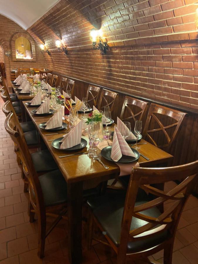 Restaurace A Penzion U Doubku Břeclav Buitenkant foto