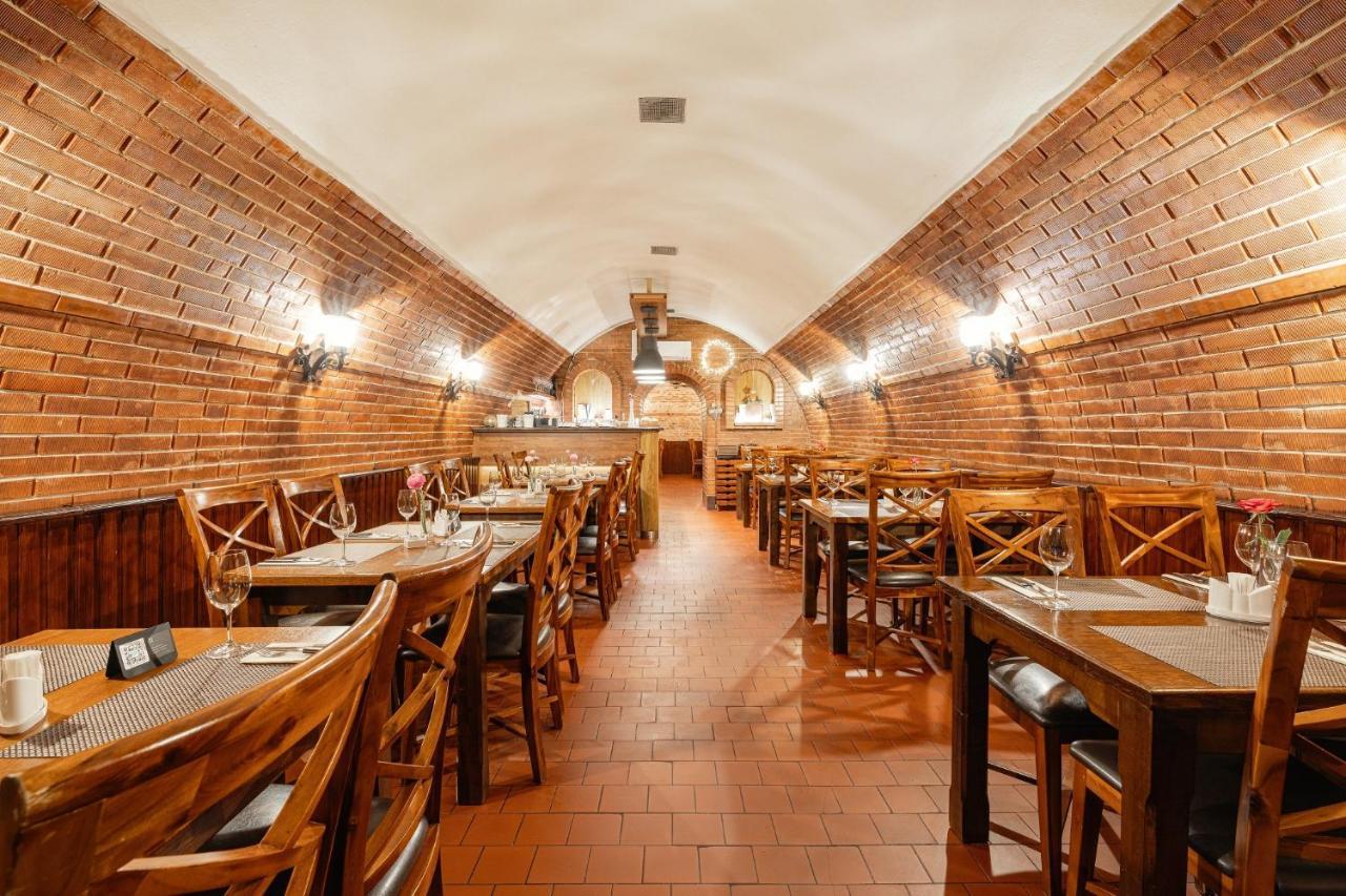 Restaurace A Penzion U Doubku Břeclav Buitenkant foto