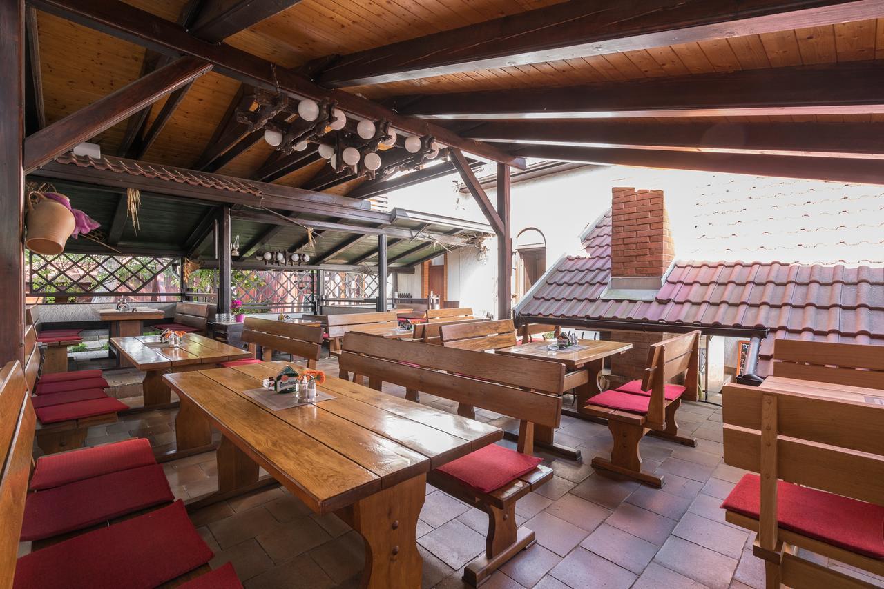Restaurace A Penzion U Doubku Břeclav Buitenkant foto