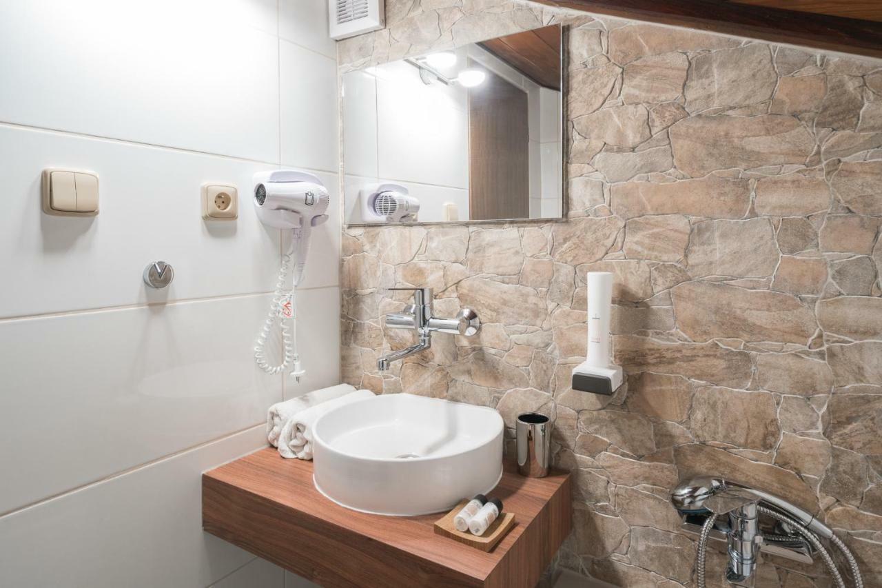 Restaurace A Penzion U Doubku Břeclav Buitenkant foto